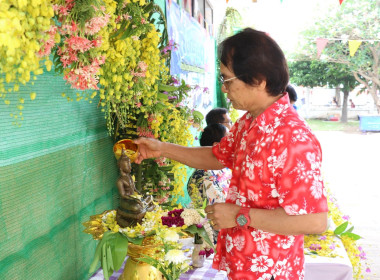 กิจกรรมสืบสานประเพณีสงกรานต์และรดน้ำขอพรผู้สูงอายุ พารามิเตอร์รูปภาพ 12