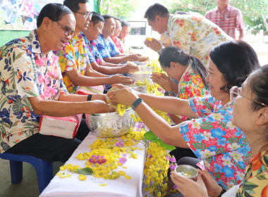 กิจกรรมสืบสานประเพณีสงกรานต์และรดน้ำขอพรผู้สูงอายุ พารามิเตอร์รูปภาพ 9
