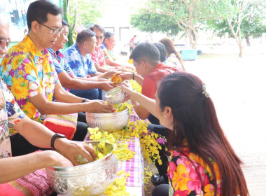 กิจกรรมสืบสานประเพณีสงกรานต์และรดน้ำขอพรผู้สูงอายุ พารามิเตอร์รูปภาพ 13