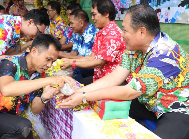 กิจกรรมสืบสานประเพณีสงกรานต์และรดน้ำขอพรผู้สูงอายุ พารามิเตอร์รูปภาพ 14
