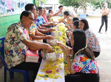 กิจกรรมสืบสานประเพณีสงกรานต์และรดน้ำขอพรผู้สูงอายุ พารามิเตอร์รูปภาพ 16