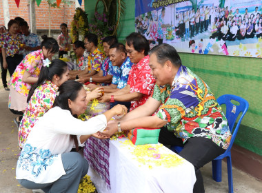 กิจกรรมสืบสานประเพณีสงกรานต์และรดน้ำขอพรผู้สูงอายุ พารามิเตอร์รูปภาพ 35