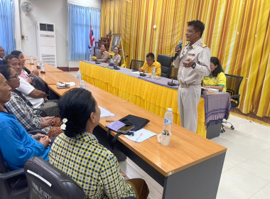 ร่วมพิธีมอบโฉนดต้นยางพารา กลุ่มเกษตรกรชาวสวนยางอำเภอหัวตะพาน พารามิเตอร์รูปภาพ 1