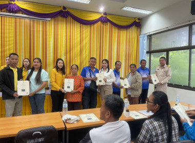 ร่วมพิธีมอบโฉนดต้นยางพารา กลุ่มเกษตรกรชาวสวนยางอำเภอหัวตะพาน พารามิเตอร์รูปภาพ 4