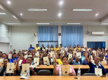 ร่วมพิธีมอบโฉนดต้นยางพารา กลุ่มเกษตรกรชาวสวนยางอำเภอหัวตะพาน พารามิเตอร์รูปภาพ 6