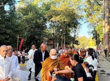 ร่วมพิธีทำบุญตักบาตรเนื่องในวันขึ้นปีใหม่ พุทธศักราช 2569 พารามิเตอร์รูปภาพ 6