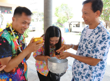 กิจกรรมสืบสานประเพณีสงกรานต์และรดน้ำขอพรผู้อาวุโส ... พารามิเตอร์รูปภาพ 13