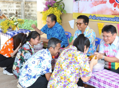 กิจกรรมสืบสานประเพณีสงกรานต์และรดน้ำขอพรผู้อาวุโส ... พารามิเตอร์รูปภาพ 15