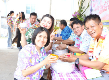 กิจกรรมสืบสานประเพณีสงกรานต์และรดน้ำขอพรผู้อาวุโส ... พารามิเตอร์รูปภาพ 17