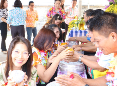 กิจกรรมสืบสานประเพณีสงกรานต์และรดน้ำขอพรผู้อาวุโส ... พารามิเตอร์รูปภาพ 18