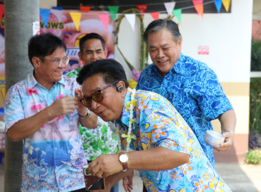 กิจกรรมสืบสานประเพณีสงกรานต์และรดน้ำขอพรผู้อาวุโส ... พารามิเตอร์รูปภาพ 11