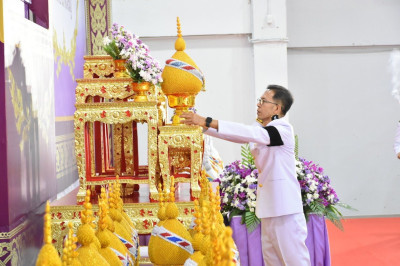 พิธีถวายเครื่องราชสักการะและวางพานพุ่ม ... พารามิเตอร์รูปภาพ 1