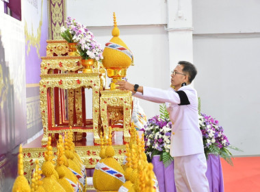 พิธีถวายเครื่องราชสักการะและวางพานพุ่ม ... พารามิเตอร์รูปภาพ 1