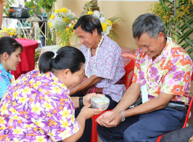 กิจกรรมสงกรานต์และรดน้ำขอพรผู้สูงอายุ พารามิเตอร์รูปภาพ 14