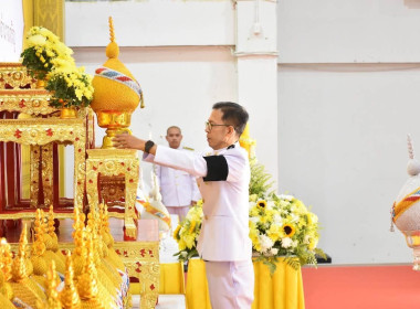พิธีถวายเครื่องราชสักการะและวางพานพุ่ม ... พารามิเตอร์รูปภาพ 1