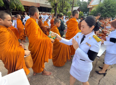 พิธีสวดพระพุทธมนต์และทำบุญตักบาตรถวายพระราชกุศล ... พารามิเตอร์รูปภาพ 6