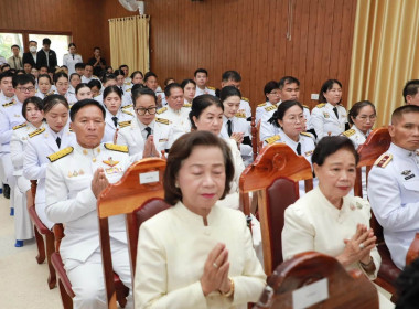พิธีสวดพระพุทธมนต์และทำบุญตักบาตรถวายพระราชกุศล ... พารามิเตอร์รูปภาพ 10