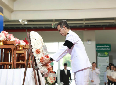 พิธีถวายสักการะและวางพวงมาลา ... พารามิเตอร์รูปภาพ 2