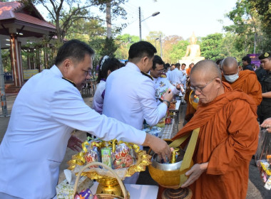 พิธีทำบุญตักบาตรเนื่องในวันพระราชสมภพ ... พารามิเตอร์รูปภาพ 4