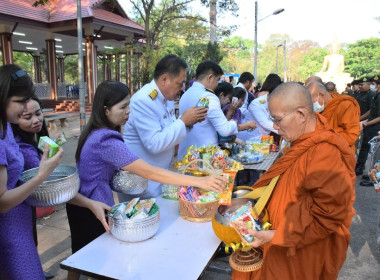 พิธีทำบุญตักบาตรเนื่องในวันพระราชสมภพ ... พารามิเตอร์รูปภาพ 5