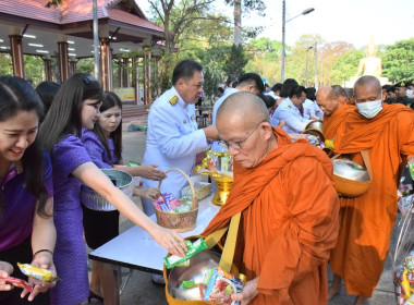 พิธีทำบุญตักบาตรเนื่องในวันพระราชสมภพ ... พารามิเตอร์รูปภาพ 6