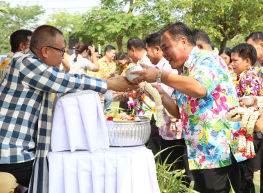 สืบสานประเพณีสงกรานต์และรดน้ำขอพรผู้ว่าราชการจังหวัดอำนาจเจริญ ... พารามิเตอร์รูปภาพ 4