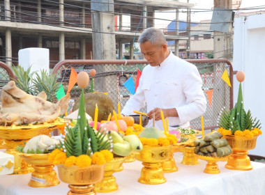 พิธีบวงสรวงตั้งศาลพระภูมิเจ้าที่และทำบุญตักบาตร พารามิเตอร์รูปภาพ 16