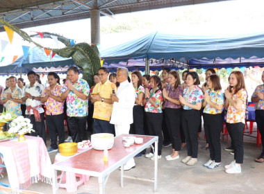 กิจกรรมสืบสานประเพณีสงกรานต์และรดน้ำขอพรผู้สูงอายุ พารามิเตอร์รูปภาพ 17